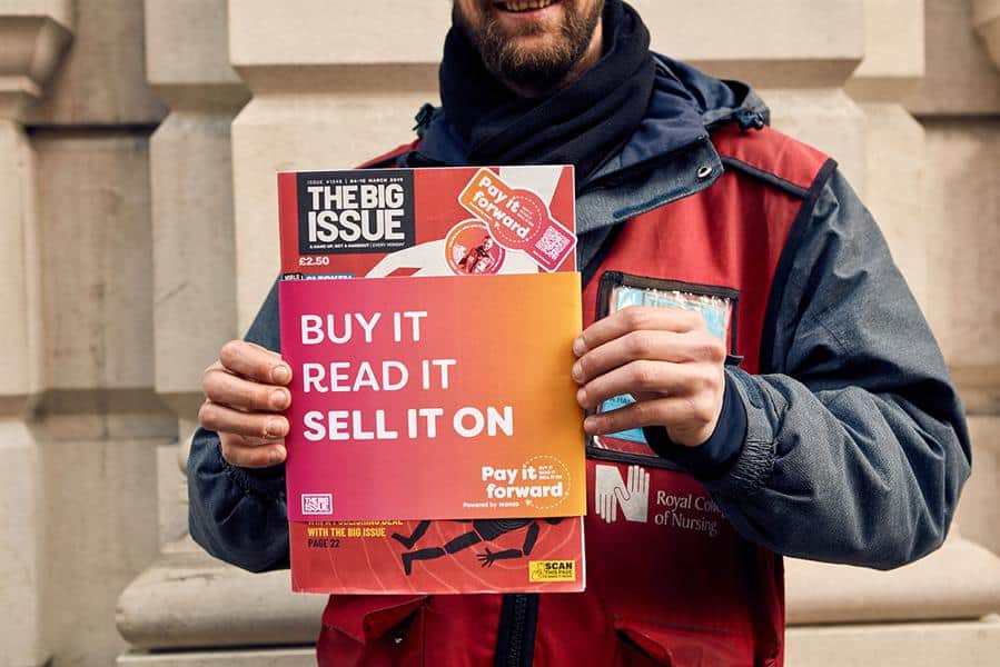 นิตยสาร The Big Issue แก้ปัญหายอดขายตกเพราะคนไม่พกเงินสดด้วย QR Code