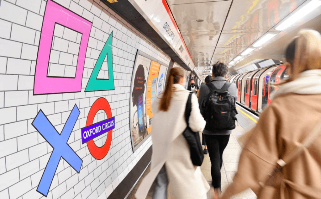 การตลาดแบบ Hijack Marketing Strategy ใช้โลโก้ London Underground ทำให้คนนึกถึงเครื่องเกม PlayStation 5 ด้วยการเชื่อมโยงเข้ากับปุ่มบนจอย